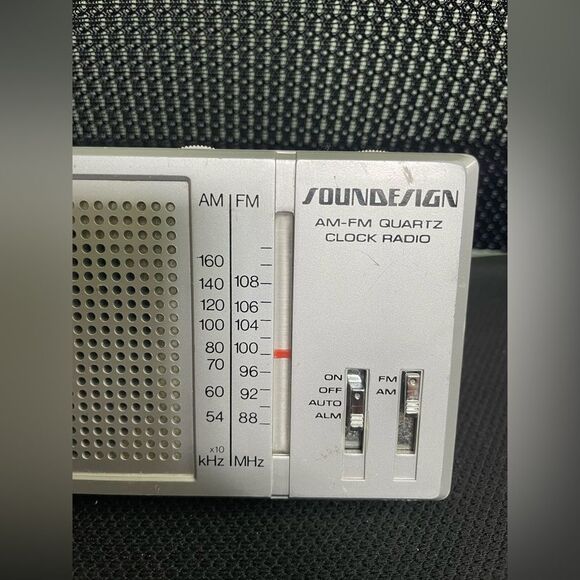 Vintage SoundDesign AM/FM Portable Analog Quartz Clock Radio Model 3011-A tested - Picture 2 of 7